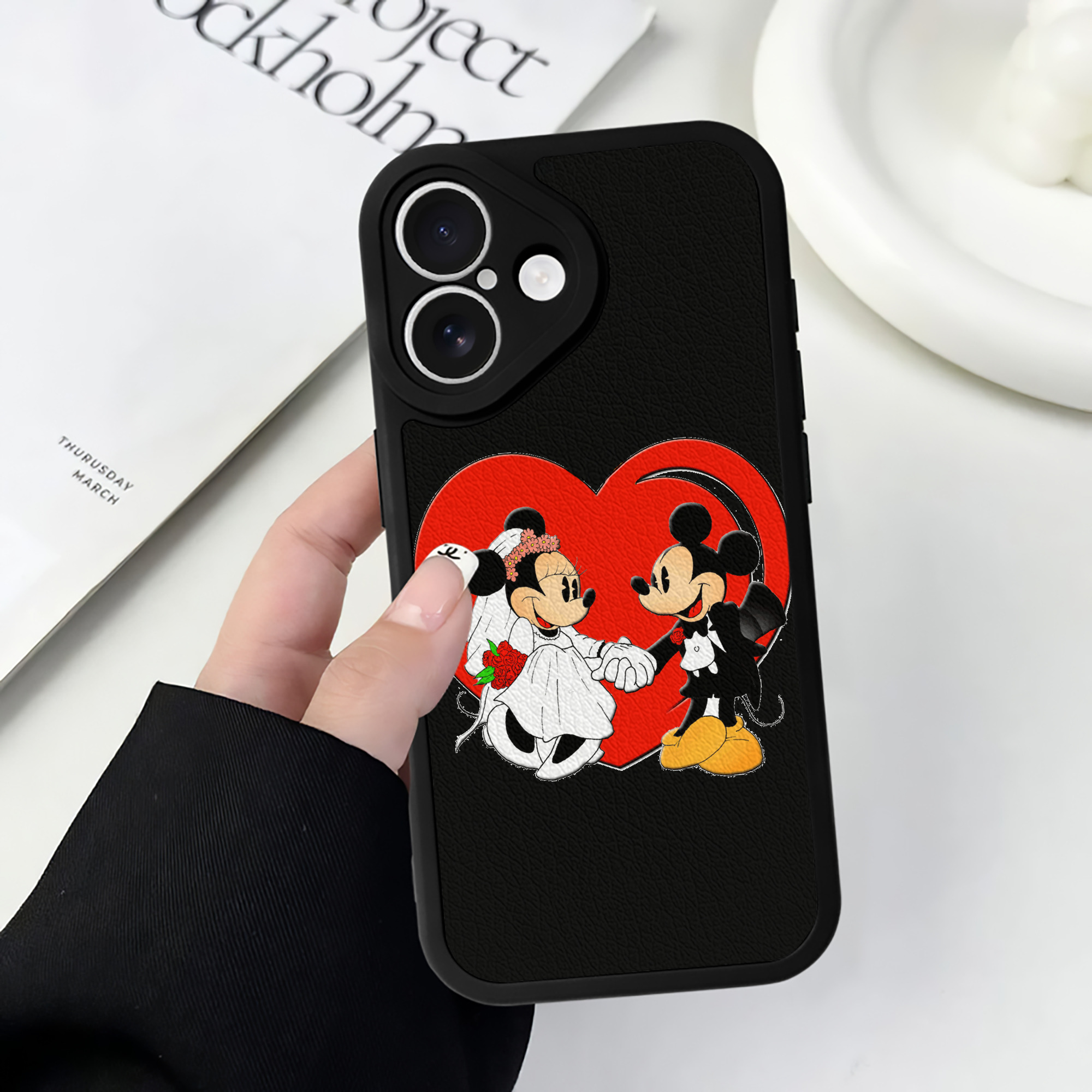 （画像用） ミッキーマウス Mickey Mouse 【iPhone 16シリーズ対応】シリコンスマホケース（レザー調） 材質：シリコン